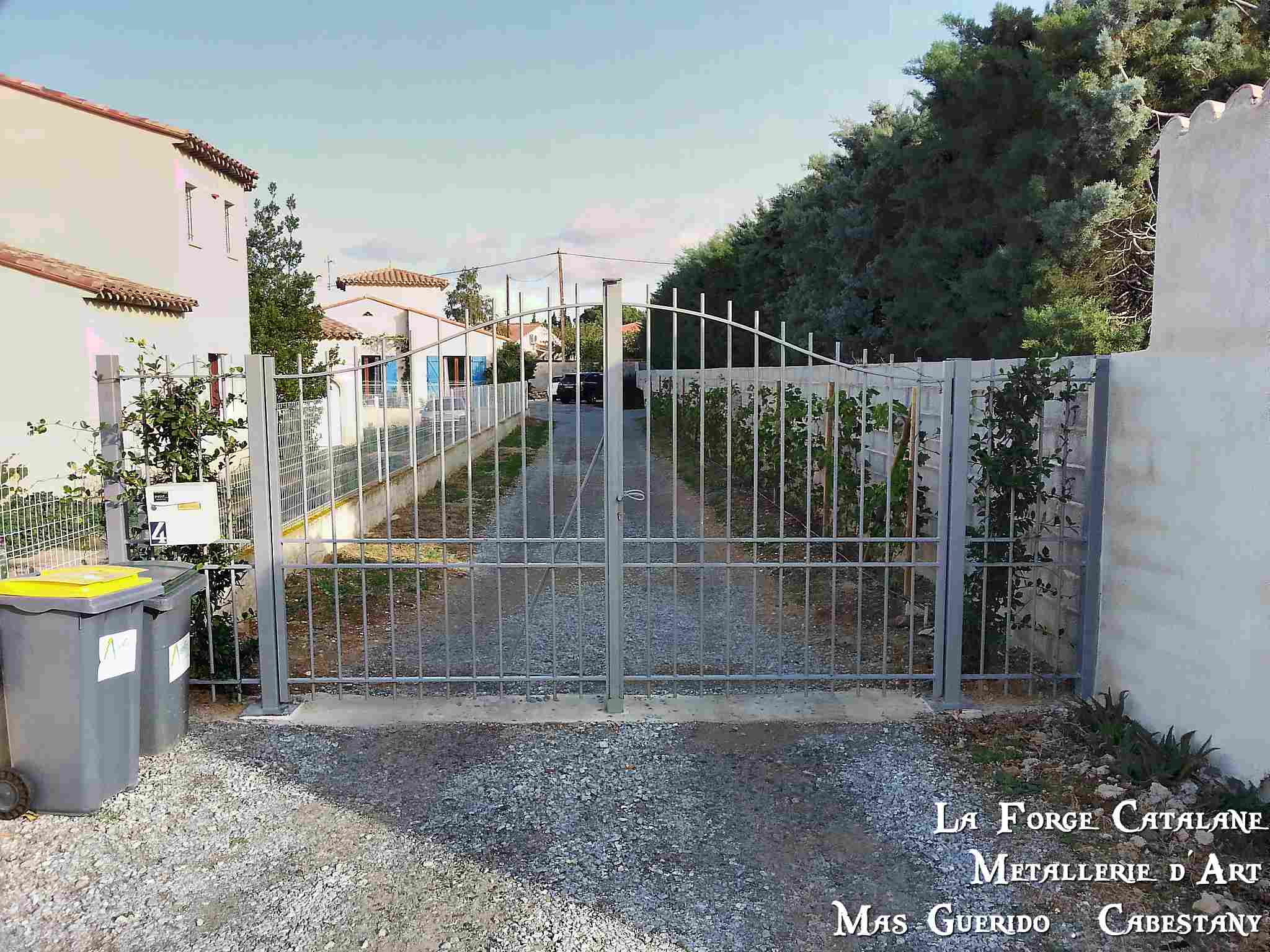 portail cintre barreaudage vertical  forge catalane.jpg